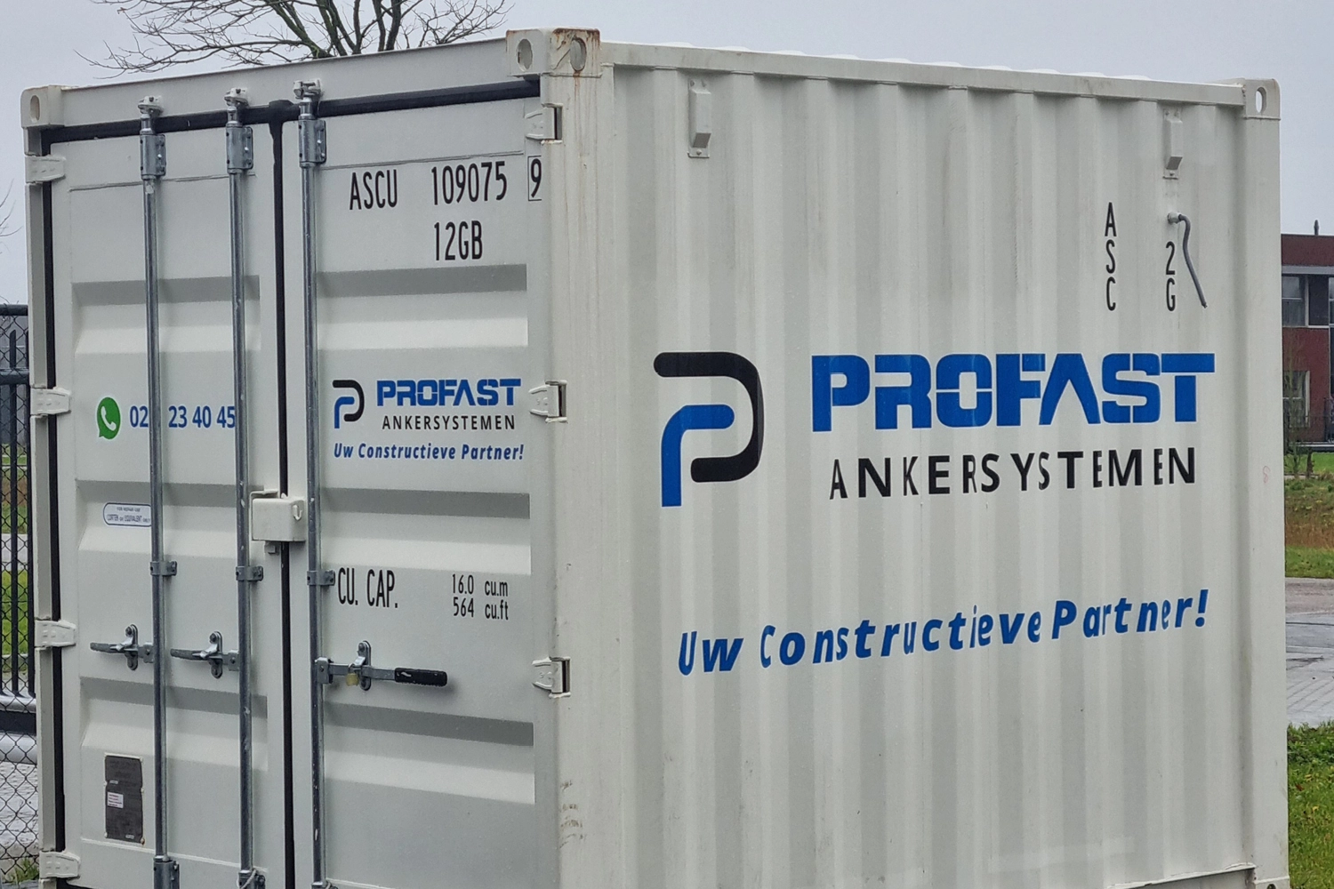 Witte PROFAST-container op de bouwplaats