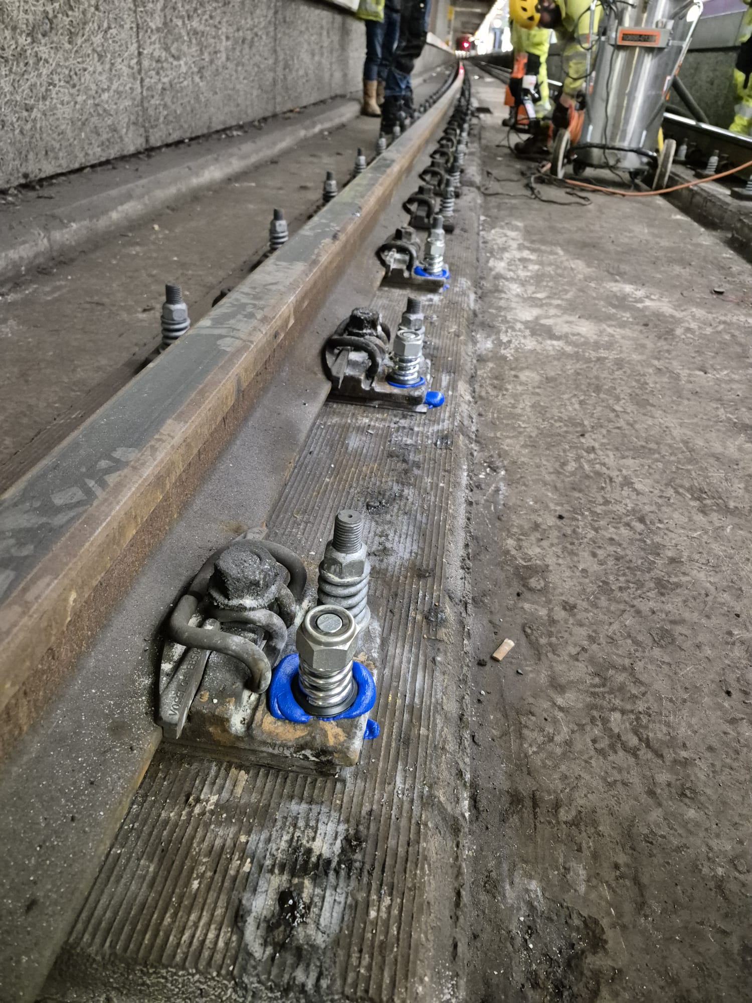 Spoorankers met blauwe afdichting langs het spoor bij Antwerpen Centraal