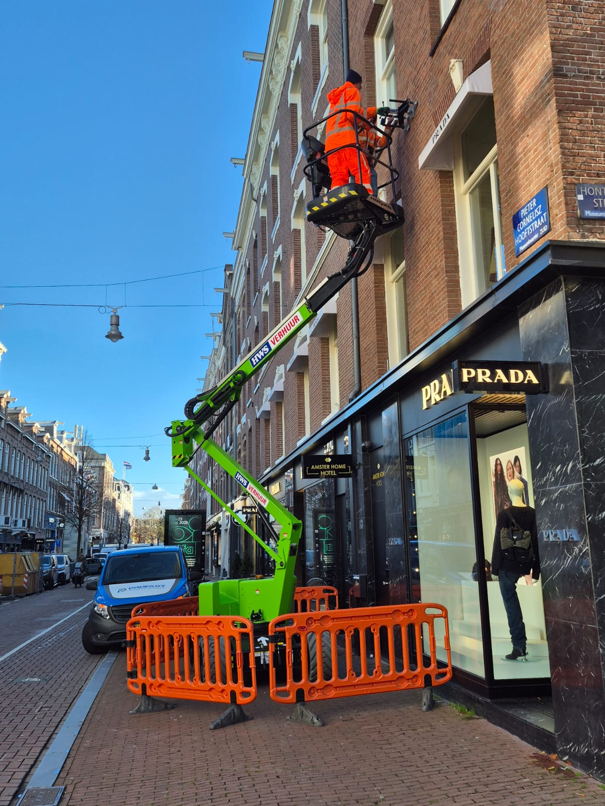 Monteur van PROFAST op een hoogwerker bij de gevels in de P.C. Hooftstraat in Amsterdam