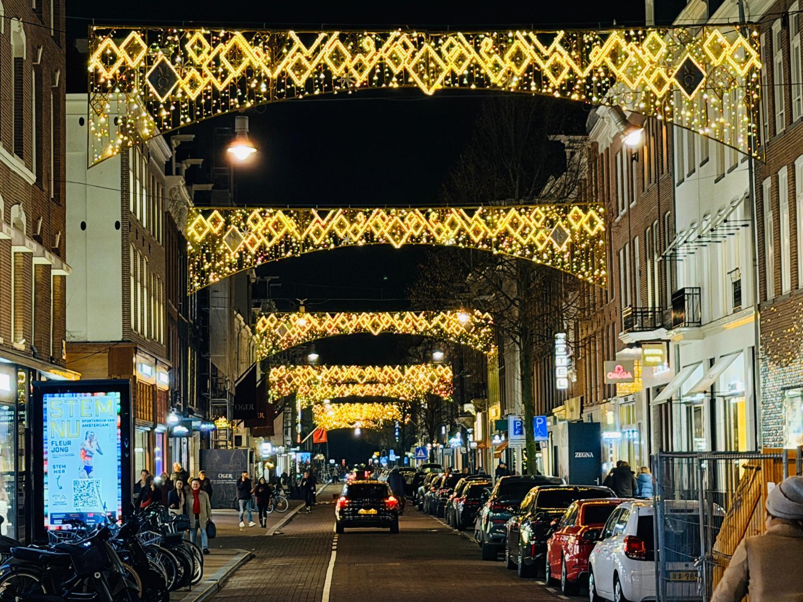 P.C. Hooftstraat in Amsterdam met kerstverlichting aan staalkabels tussen de gevels